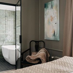 Deluxe Double Room Bath